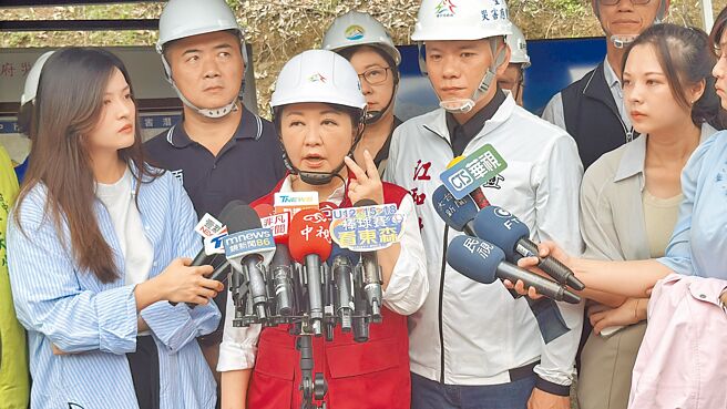台中市長盧秀燕（前排左二）13日前往霧峰區暗坑巷勘察產業道路毀損災情，只談災後重建，不談其他。(寶智華攝)