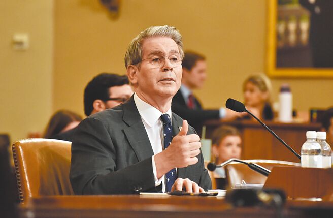 美国财政部长贝森特否认，要求中国额外在美国本土加码投资。图为当地时间6月11日，美国财政部长贝森特出席国会眾议院筹款委员会听证会。（中新社）