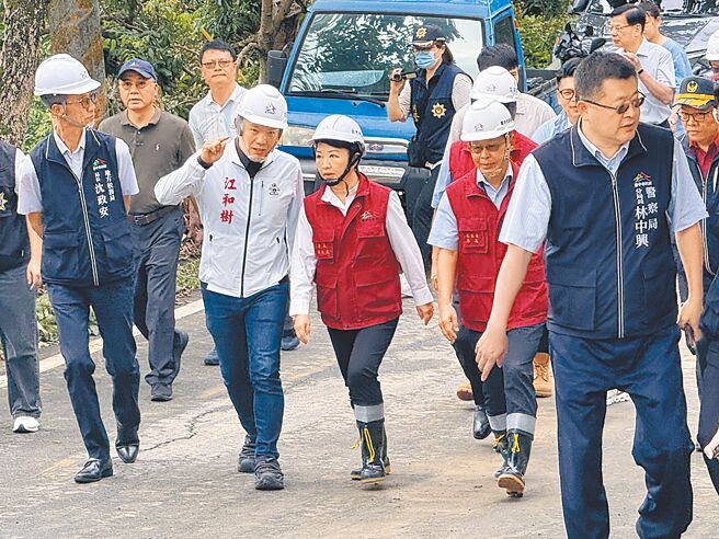 台中市長盧秀燕（前排左三）13日前往霧峰區暗坑巷勘查產業道路毀損災情，拜託立委向中央爭取經費，盡速協助民眾重建家園。（寶智華攝）