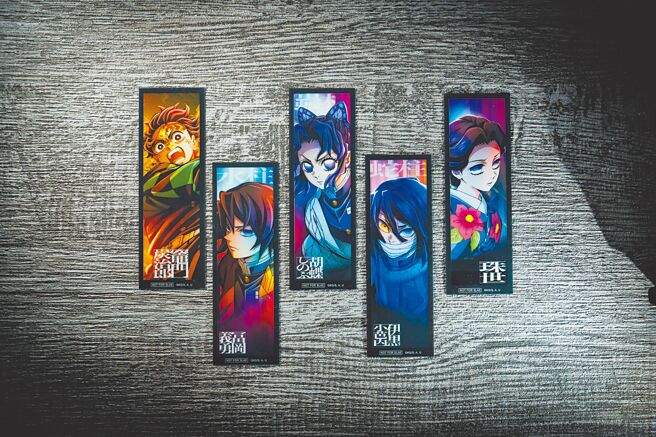 《劇場版「鬼滅之刃」無限城篇 第一章 猗窩座再襲》2D版新特典為限量透明書籤，第一彈分為5款隨機發送。（木棉花提供）