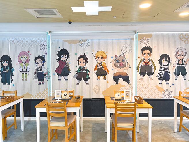 「鬼滅之刃 X FANFANS CAFE」期間限定餐廳以和風元素重現《柱訓練篇》經典場景。（徐梓榕攝）