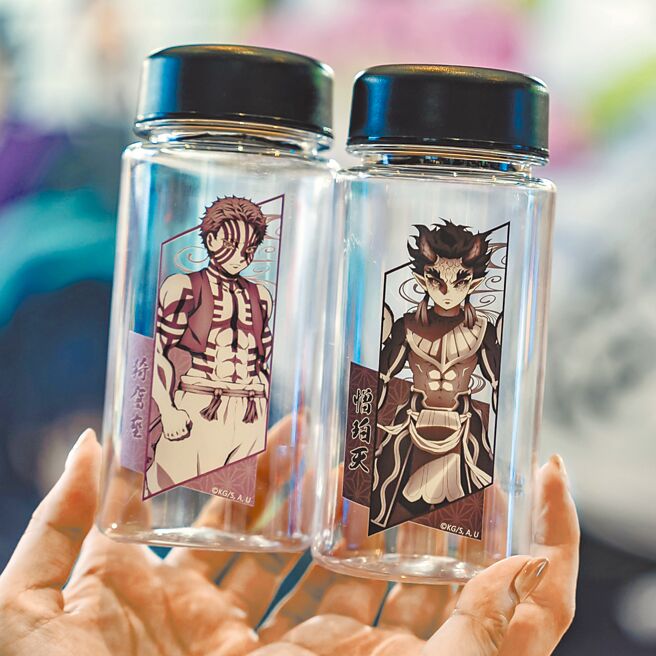 《劇場版「鬼滅之刃」無限城篇》期間限定商售區引進人氣角色猗窩座（左）等角色的冷水瓶，220元。（WeTrust信賴互動行銷有限公司提供）