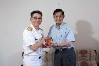 海軍頒贈萬正啟抗戰紀念徽章 致敬為國奉獻
