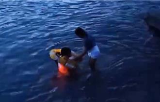 影》台東父金樽釣魚 10歲女兒不慎落海 海巡跳水救援影像曝