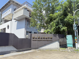 高雄鳳山高中蔣公銅像拆除 學生嘆：少了回憶