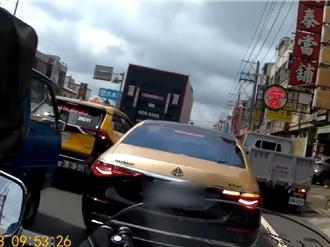 千萬邁巴赫塞車狂鑽收7200罰單    網酸：有錢人時間比罰單貴