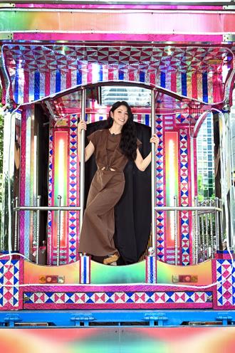 直击》影视歌三栖女神转行？李千娜当电子花车女神摇又唱