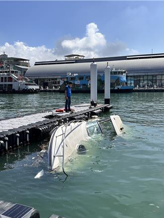 鼓山碼頭遊艇突傾斜翻覆一半泡水　無人受困原因待查