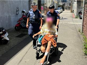 桃園7旬翁電動輪椅拋錨路中 平鎮警援助平安返家