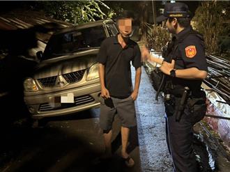 移工驾车不慎掉落排水沟  中坜警即刻救援助脱困