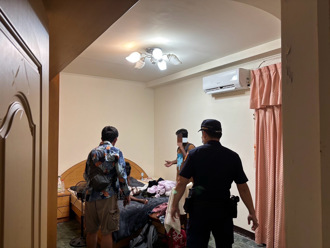 敲门没反应！印度生报警急call房东开锁 原来室友「睡死」