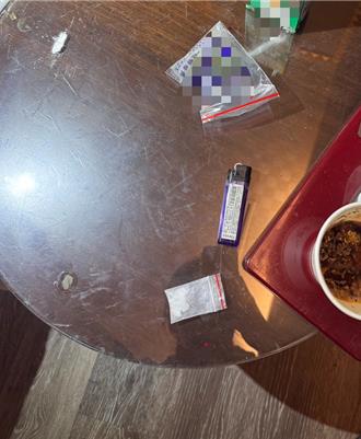 高雄男汽車旅館叫不醒！　警消獲報開門驚見「一堆毒品」