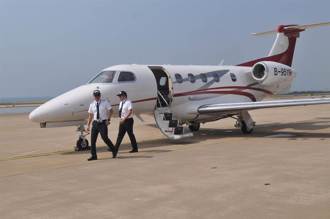 人妻遊沖繩半夜劇烈頭痛！尪砸255萬、包專機返台救命 竟是腦出血