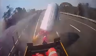 撞擊瞬間！嘉義棒球隊廂型車「彈起騰空」 車頭秒潰縮