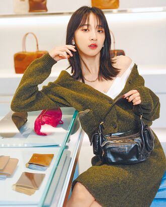 李沐晒锥形胸衣 知性又叛逆