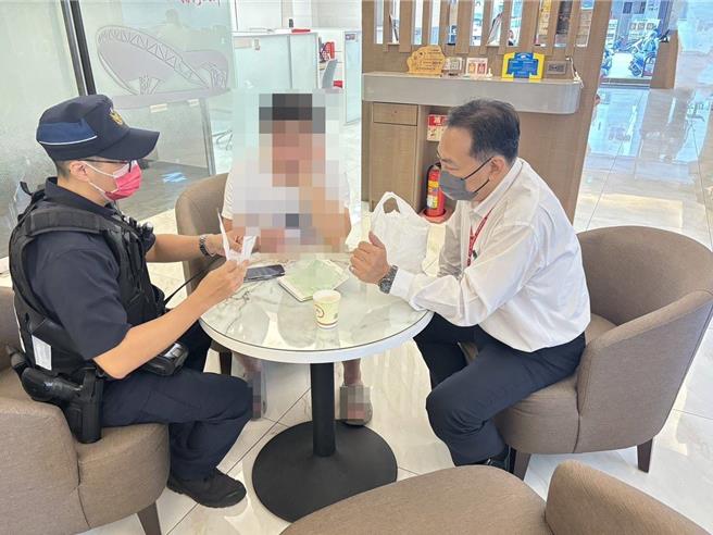 台中黃姓男子遭網路愛情詐騙，臨櫃匯款被行員察覺有異報警，成功阻詐。（警方提供）