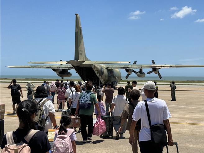 交通部民航局今日啟動ABC計畫，首架飛往高雄之疏運軍機，滿載70人於12點23分從金門起飛。（于家麒攝）