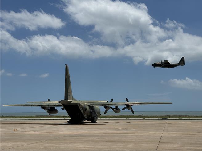 國防部今日共出動4架C-130運輸機，接力協助疏運滯留金門之人潮。（于家麒攝）