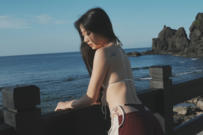 慈妹背上有刺青。（图／翻摄自Joyce慈妹脸书）