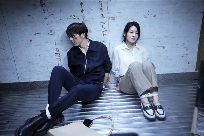 《零日攻擊》高橋一生（左）與連俞涵被綁架。（牽猴子提供）