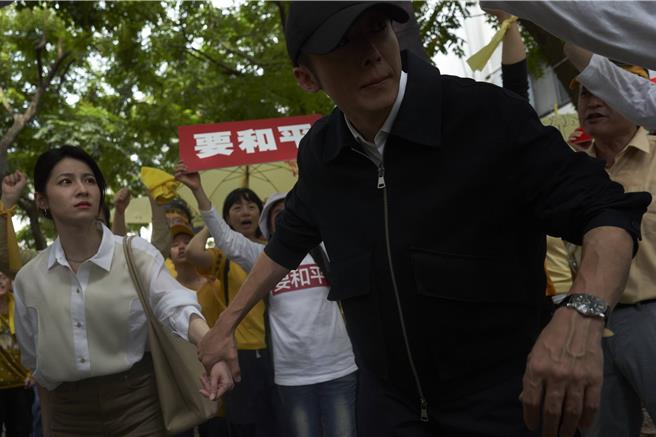 高橋一生（右）與連俞涵合作《零日攻擊》。（牽猴子提供）