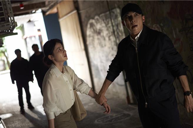 高橋一生（右）與連俞涵在《零日攻擊》有不少對手戲。（牽猴子提供）