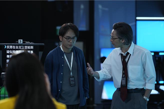 楊大正（左）與吳昆達演出《零日攻擊》。（牽猴子提供）