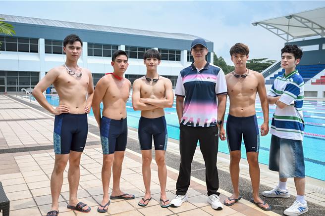 何潤東在《夜半11點學校見》游泳教練，帶隊員張玴睿(左起)、蔡振廷、劉修甫、趙崇喆、張豐豪到新加坡參加比賽。（三匠影視提供）