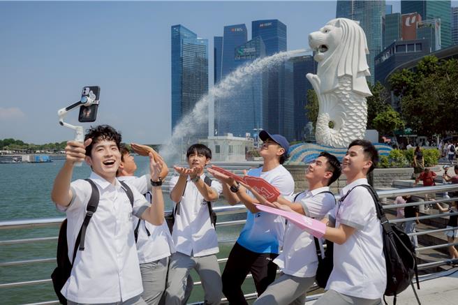 《夜半11點學校見》到新加坡出外景，張豐豪（左起）、趙崇喆，劉修甫，何潤東，蔡振廷，張玴睿在地標魚尾獅前拍照留念。