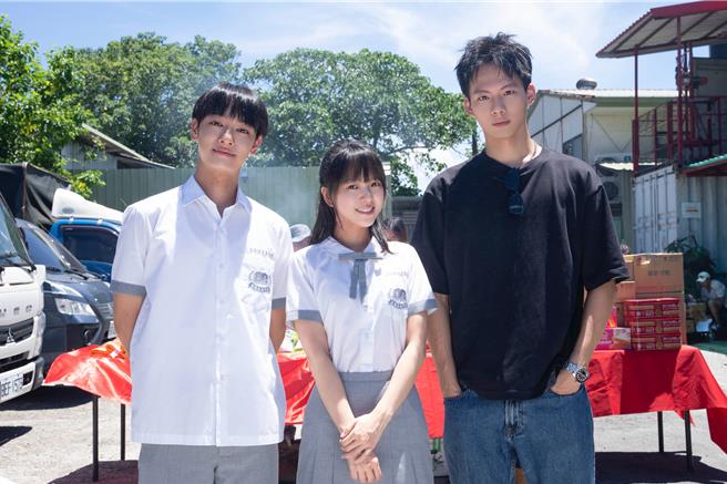 劉修甫(左起)、項婕如、吳念軒出席《夜半11點學校見》開鏡。（三匠影視提供）