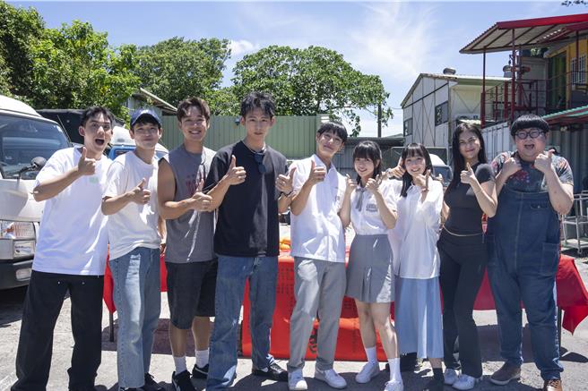 影集《夜半11點學校見》主要演員蔡振廷(左起)、張豐豪、趙崇喆、吳念軒、劉修甫、項婕如、鄭穎、鄭芯恩、陳彥佐今一起參加開鏡儀式。（三匠影視提供）