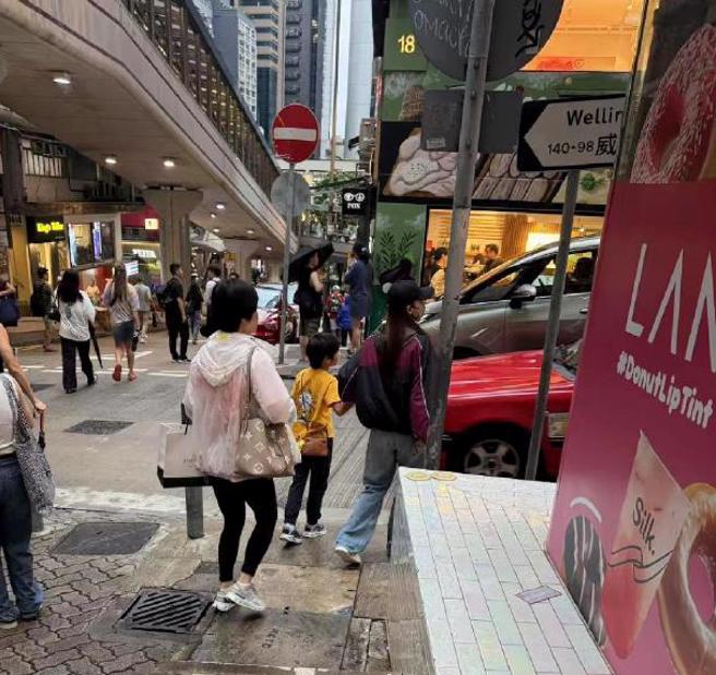 Angelababy緊牽8歲兒子，母子溫馨背影被捕捉。（圖／翻攝自微博）