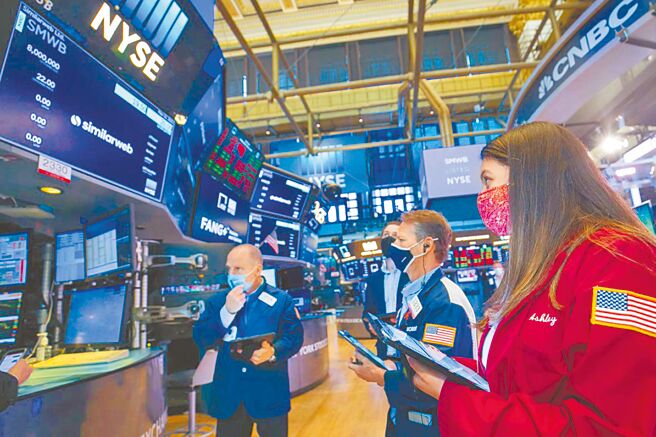 外銀指出，美股在短期內可能會出現盤整，其中，標普500指數在6,000點有支持，而科技股仍是政策模糊期的贏家。圖／美聯社