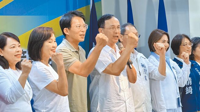 国民党主席朱立伦（左四）、民眾党主席黄国昌（左三）、立委柯志恩（左二）等人，14日在高雄出席「823公投重启核三政策说明会—南部场」，希望催出同意票。（柯宗纬摄）