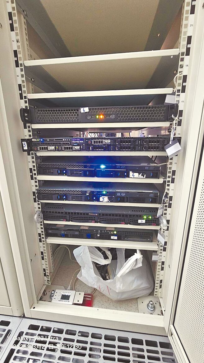 知名遊戲「天堂」遭非法重製，警方查獲6台私人非法遊戲伺服器主機等證物。（讀者提供／洪靖宜高雄傳真）