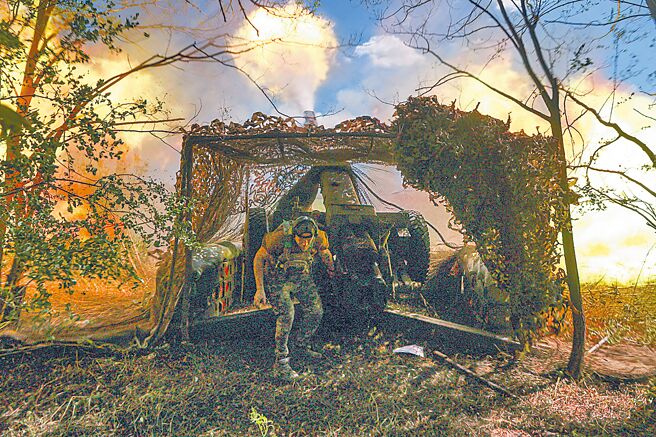 传美俄拟参考以色列控制约旦河西岸的模式，让俄罗斯治理所占领的乌克兰地区。图为乌克兰顿内茨克地区前线部队向俄军发射榴弹炮。（路透）