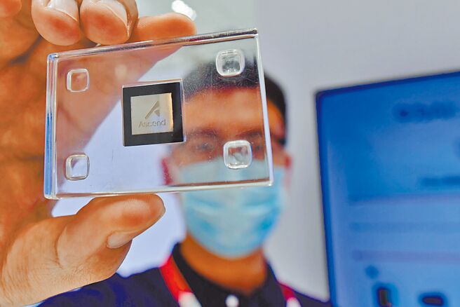 英媒報導，DeepSeek-R2原定5月推出，但因為捨棄輝達改用華為昇騰晶片，導致研發進度大幅落後。圖為華為AI晶片。（中新社）