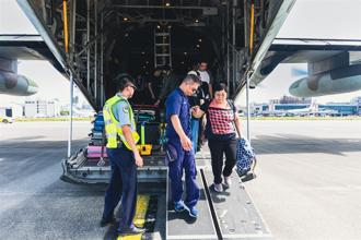 國軍C-130助滯金民眾返鄉 馳援獻愛