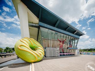 屏東看海美術館變身為夢幻甜點店 彼得安東巨型甜點展即日展開
