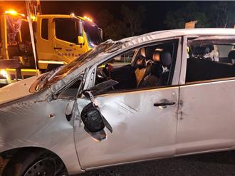 疑闪街猫酿祸！花莲小客车自撞分隔岛翻覆 7人受伤送医