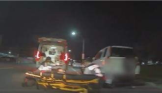 高雄男騎士半夜躲避野狗追擊 猛撞路邊休旅車