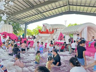 彰化芬園20米氣墊水池玩瘋了！親子在地享受玩水樂趣