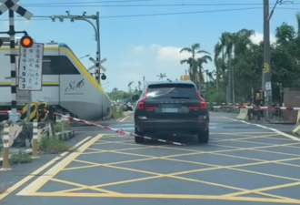 「瑞典坦克」硬闖平交道卡住撞斷欄杆！驚險過程曝 網：9萬入國庫