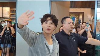 直擊》朴寶劍親民NO.1！小港機場停6分鐘狂簽名收信