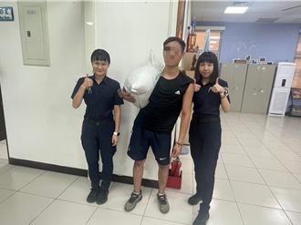桃园杨梅警携实习生积极助民　寻回遗失糙米、助中暑男子就医