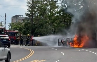 嘉義火燒車！林森東路轎車竄火舌「燒成廢鐵」 驚悚畫面曝光