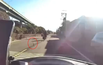 台65警匪追逐片！狡猾嫌「丟大鎖、抹布」 彎道自摔落網