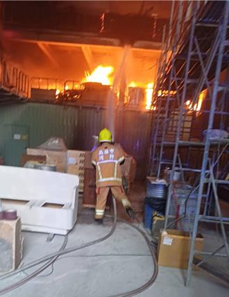 高雄大寮遊艇工廠大火！　消防出動機器人、無人機滅火