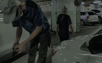 特斯拉旁做壞事！阿伯內湖三總「抽鈔票」 哨兵模式全都錄