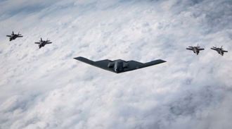 美B-2轟炸機飛越普丁頭上 是否有威嚇意味？帥化民爆玄機